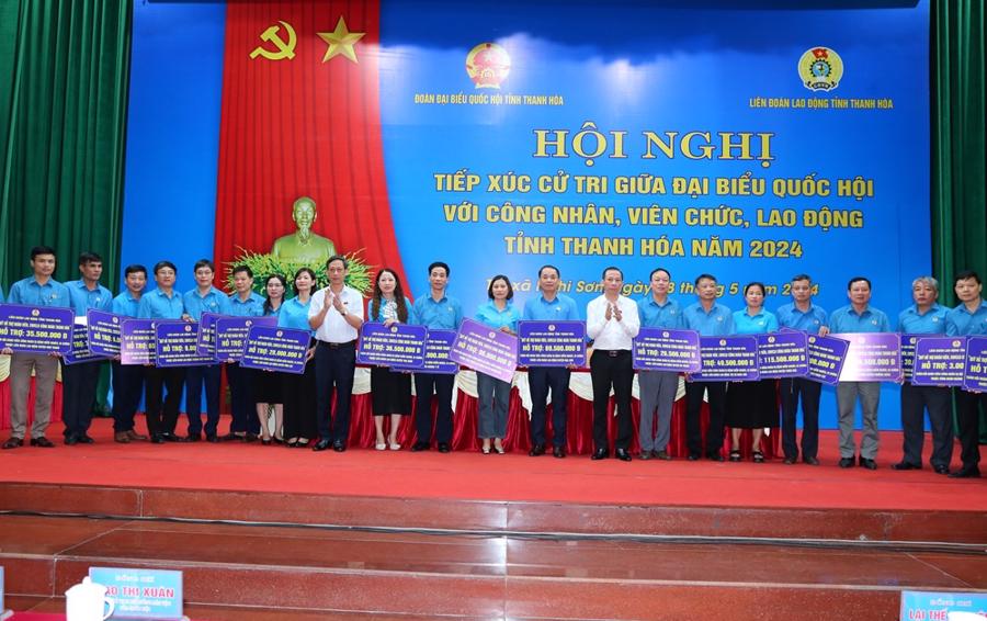 Lãnh đạo tỉnh Thanh Hóa, lãnh đạo Liên đoàn lao động tỉnh Thanh Hóa trao kinh phí hỗ trợ làm nhà, sửa nhà cho đoàn viên, người lao động